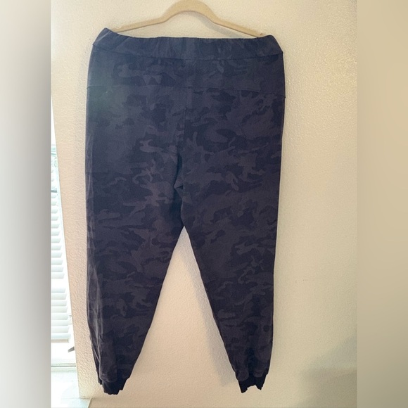 lululemon 🤩🍋athletica Men's Dark Camouflage Cargo Pants - Picture 4 of 6